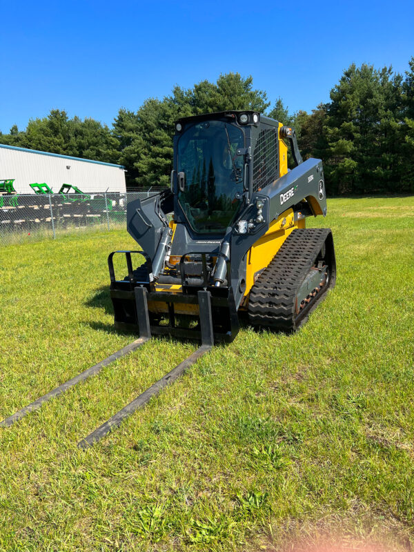 John Deere 333G SkidSteer w Forks