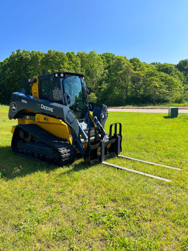 John Deere 333G SkidSteer w Forks