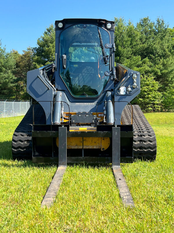 John Deere 333G SkidSteer w Forks