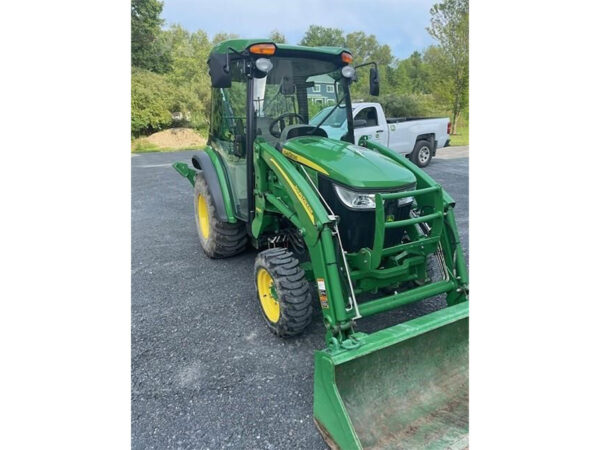 John Deere 3046R TLB, Front Right