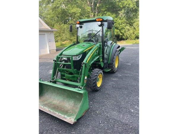 John Deere 3046R TLB, Front Left