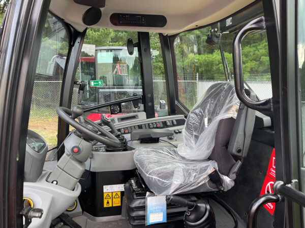 RENTAL JCB 407 Wheel Loader Interior