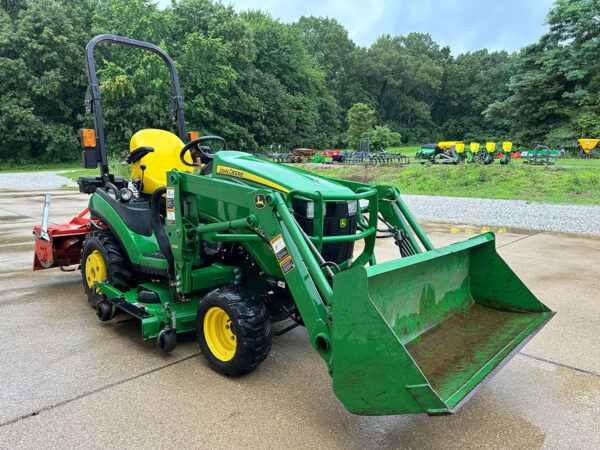 RENTAL John Deere 1025 Front Right