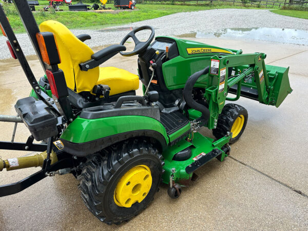 RENTAL John Deere 1025 Right Side