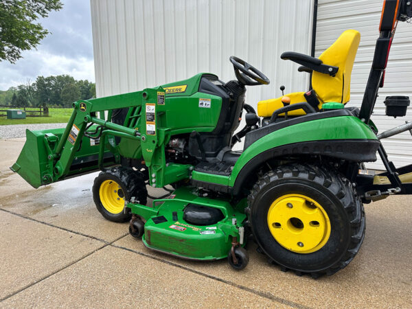 RENTAL John Deere 1025 Rear Left