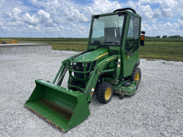 2018 John Deere 1025R with Curtis Cab, Front Left