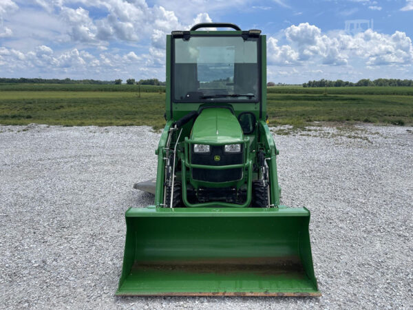 2018 John Deere 1025R with Curtis Cab, Front