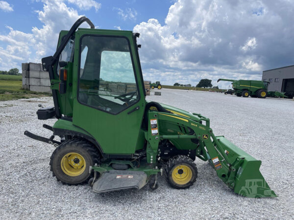 2018 John Deere 1025R with Curtis Cab, Right View