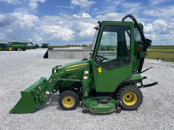 2018 John Deere 1025R with Curtis Cab, Left View