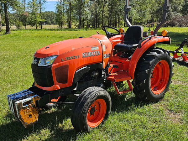 Kubota L3200, Front Left