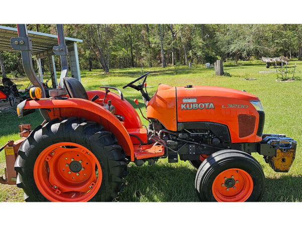 Kubota L3200, Right View