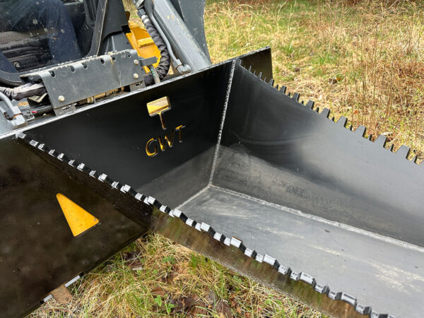 Dual action serrated edges along bucket edges