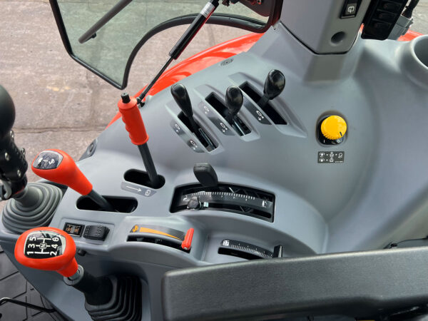 Right Fender Controls (Range Selector, Throttle, Hydraulic Ports)